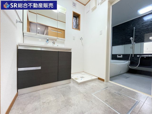 南鴻池町2丁目中古戸建の脱衣所|3面鏡シャワー付きの洗面台、室内洗濯機置場もあり清潔感のある脱衣場です♪