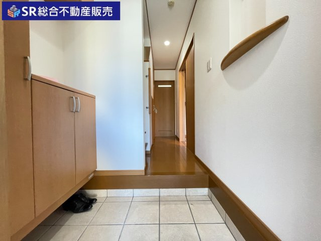 南鴻池町2丁目中古戸建の玄関|家族分の靴を収納できるシューズボックス、鍵・小物を飾るのに便利なニッチがあります！