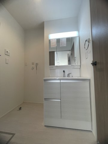 狭山市柏原21期　2号棟の独立洗面台|明るく清潔感溢れるサニタリースペース。毎日使う場所だからこそ、快適な空間となっております。