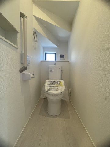 狭山市柏原21期　2号棟のトイレ|ウォシュレット付きトイレ。手すりがあるので、ご高齢の方まで安心してお使いいただけます。
