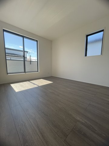狭山市柏原21期　2号棟の洋室|洋室7.68帖、大きめのウォークインクローゼットがあります。