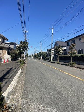 狭山市柏原21期　2号棟の前面道路含む現地写真