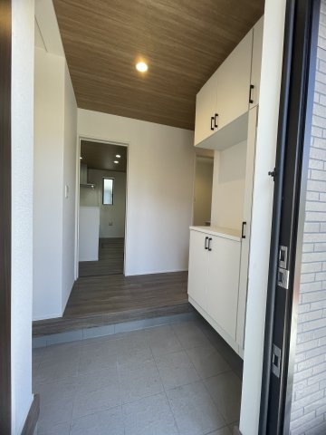 狭山市柏原21期　2号棟の玄関|訪れる人を優しく迎える、スタイリッシュな玄関。