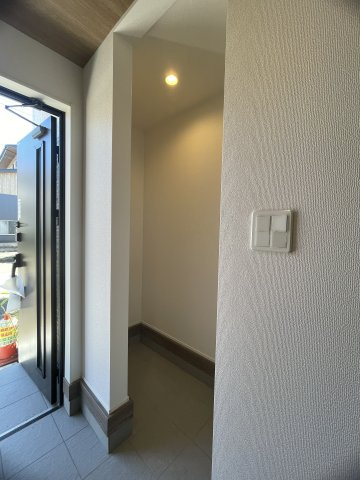 狭山市柏原21期　2号棟の玄関|ベビーカーなど置けるシューズインクローク。
