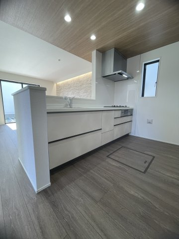 狭山市柏原21期　2号棟のキッチン|キッチンスペースはゆったりとしており、ご夫婦一緒にお料理を作るのも楽しみですね。
