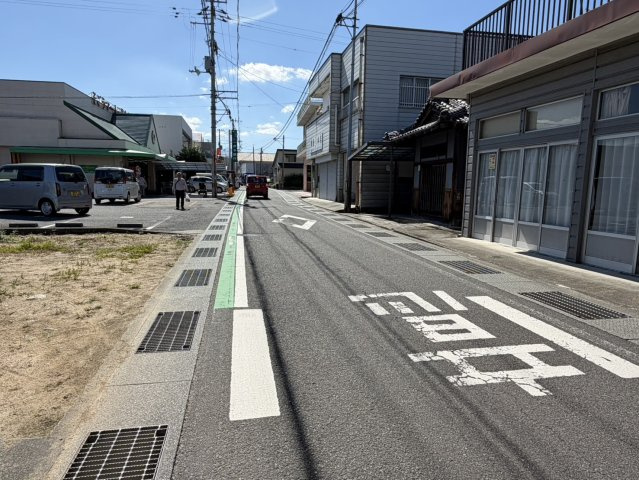 西条市三芳1218-7　売土地の前面道路含む現地写真