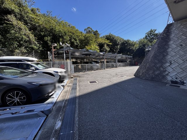 ルイシャトレ垂水弐番館の駐車場