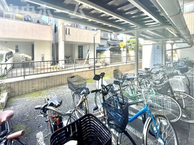 ロイヤルプラザ高砂の駐輪場|【自転車置き場】最新の空き状況や費用などの詳細は担当スタッフまでお問い合わせください。