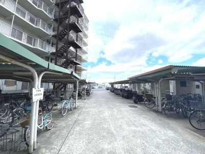 【駐輪場】 | 狭山スカイハイツ | 駐輪場に屋根があるので、雨の日に自転車が濡れにくく嬉しいですね♪