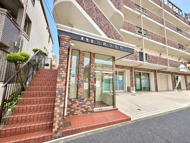 洋光台三和プラザのエントランス|住まう方を心地よく迎える、落ち着いた共用空間。