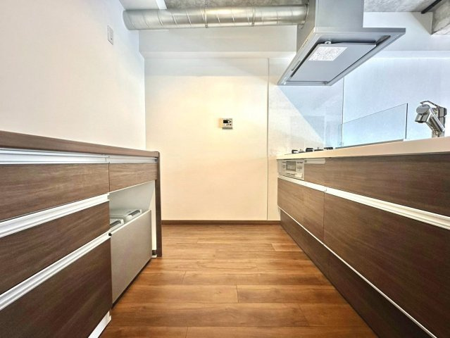 洋光台三和プラザのキッチン|落ち着いた色調でまとめられ、空間全体に上質な印象を与えるキッチンです。
