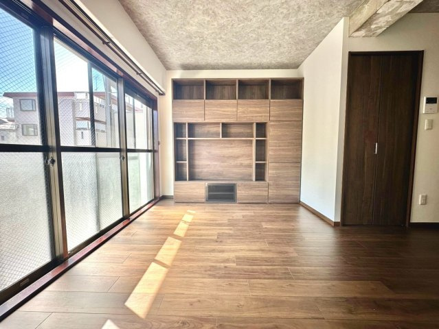 洋光台三和プラザの居間・リビング|ゆったりとした空間設計により、くつろぎと機能性を兼ね備えた理想的なリビングを実現しています。