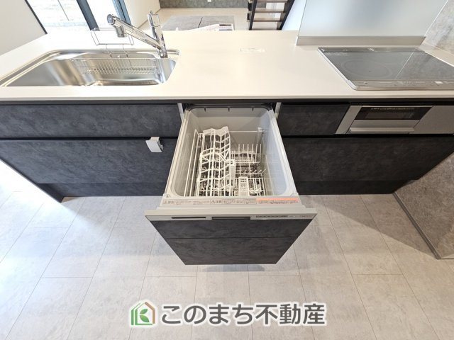 タマタウン大田原市加治屋のキッチン|あったらいいなの代表的な設備である食洗機。ビルトイン型なので、おさまりもよく、使い勝手も良好です。料理をするのは好きだけど、後片付けは苦手な方に重宝します。洗う手間がないので、時間を有効に使えますね。