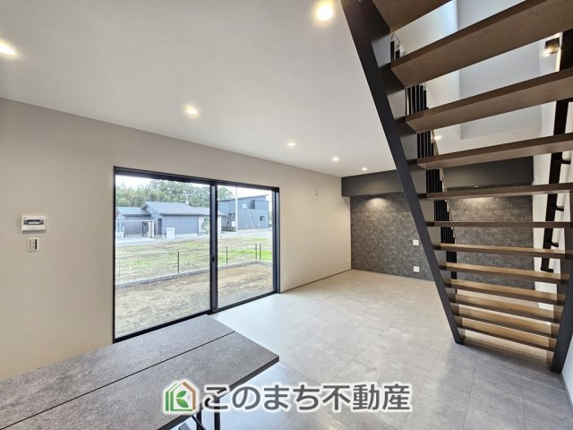 タマタウン大田原市加治屋の居間・リビング|南側から暖かな日差しが差し込み明るく開放的なリビング♪