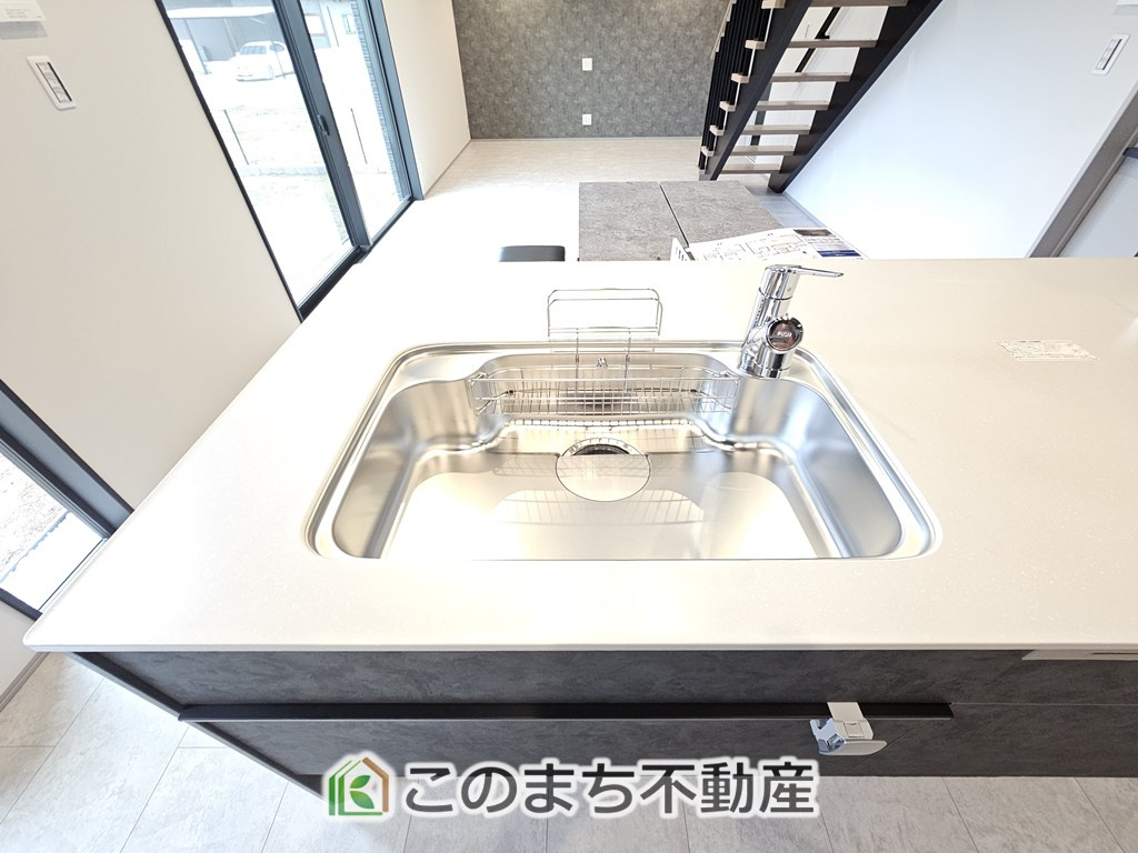 タマタウン大田原市加治屋のキッチン|ビルトイン型浄水器を内蔵したキッチン水栓。お米を研いだり、野菜を洗ったりするときなど用途に応じてワンタッチで浄水に切り替えが可能です。カートリッジ式なので、フィルターを簡単に交換する事が出来ます。