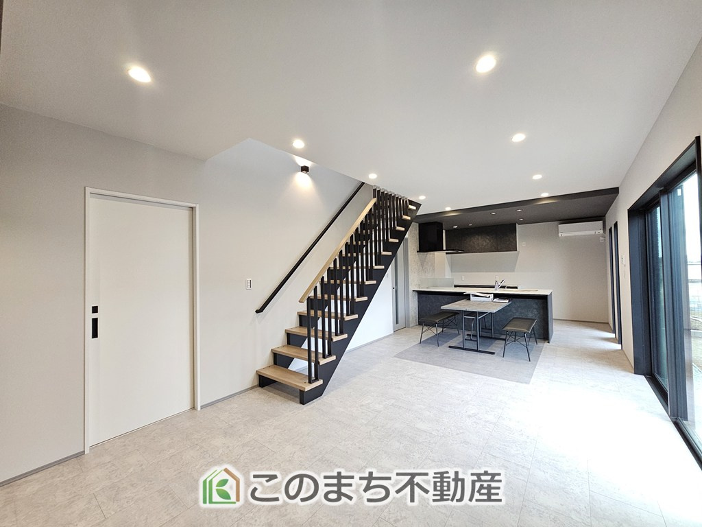 タマタウン大田原市加治屋の居間・リビング|開放感のある広々としたリビング☆家族みんなでゆったりくつろげます♪
南側から暖かな日差しが差し込みます♪キッチンからリビングの様子がよく見渡せます☆