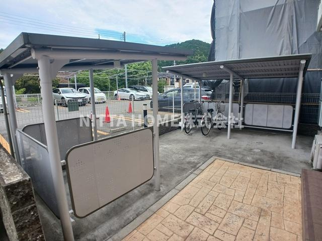 丹波篠山市大沢新のアパートのその他共用部分|屋根付きの駐輪場は無料で使えます＊
