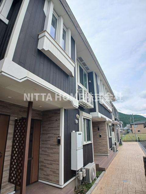 丹波篠山市大沢新のアパートのエントランス|敷地内に専用のゴミ捨て場があります☆