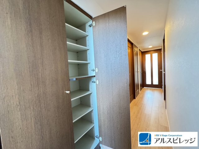 レーベンハイム鶴瀬の玄関|家族の履物が全部しまえるワイドな玄関収納
