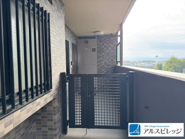 レーベンハイム鶴瀬の玄関|玄関ポーチ付き