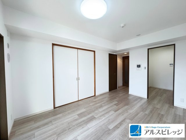 レーベンハイム鶴瀬の居間・リビング|ホワイトを基調とした約11.6帖のLDK