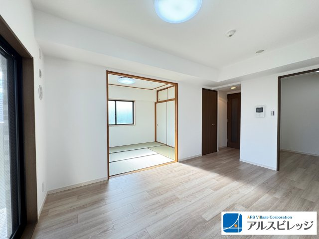 レーベンハイム鶴瀬の居間・リビング|和室の襖をあければ、開放的な広々とした空間へ