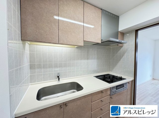 レーベンハイム鶴瀬のキッチン|3口コンロで料理が捗ります