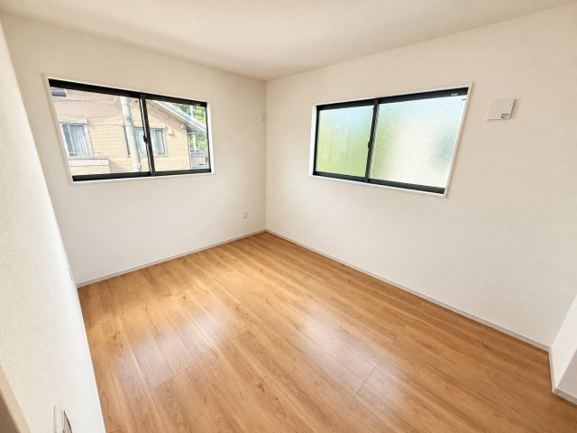 戸建 宇治市大久保町大竹の洋室|２階　洋室B　二つ窓の洋室