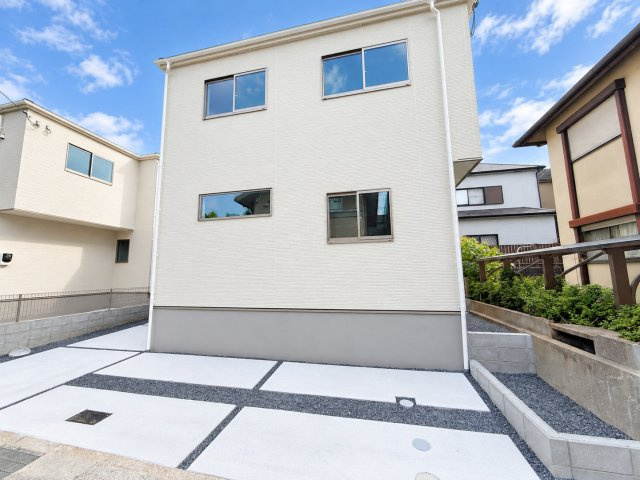 戸建 宇治市大久保町大竹の外観|ゆとりのある駐車スペースは2台分確保！ご夫婦それぞれのお車や、来客時にも便利♪ 毎日の暮らしにうれしい住まいです。