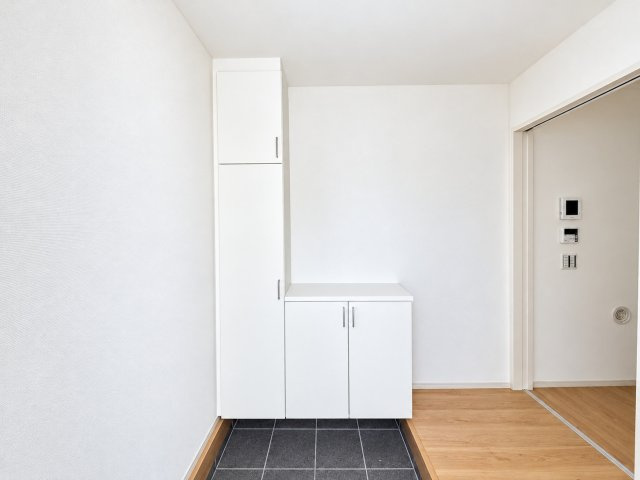 戸建 宇治市大久保町大竹の玄関|玄関には便利なシューズボックスを完備！靴や小物をすっきり収納でき、いつでも気持ちの良い玄関を保てます♪