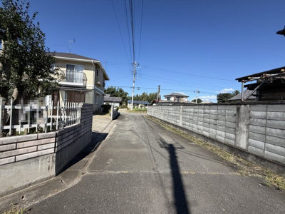 【前面道路含む現地写真】 | 伊勢崎市国定町　門扉付き戸建て　4DK