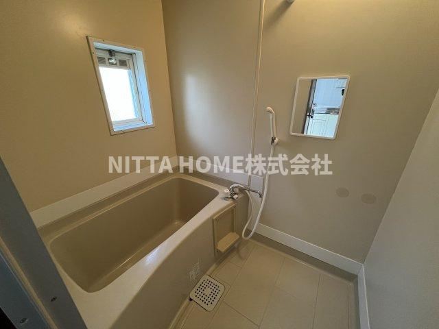 丹波市柏原町柏原のアパートの浴室|小窓付きの浴室です◇