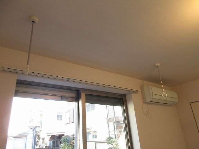 フラワーメゾンの設備|★室内物干しフック＆防犯シャッター★