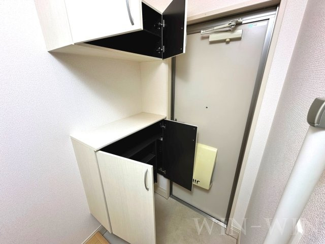 イールコート A棟の玄関
