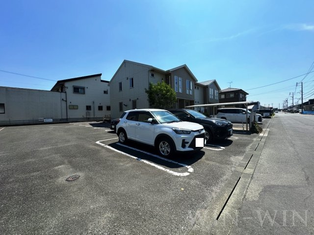 イールコート A棟の駐車場
