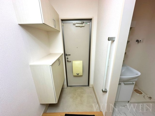 イールコート A棟の玄関
