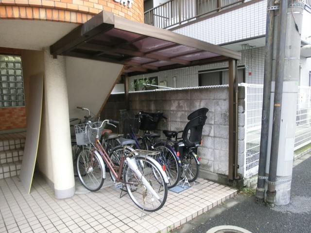 コムエイトのその他共用部分|屋根付き駐輪場。