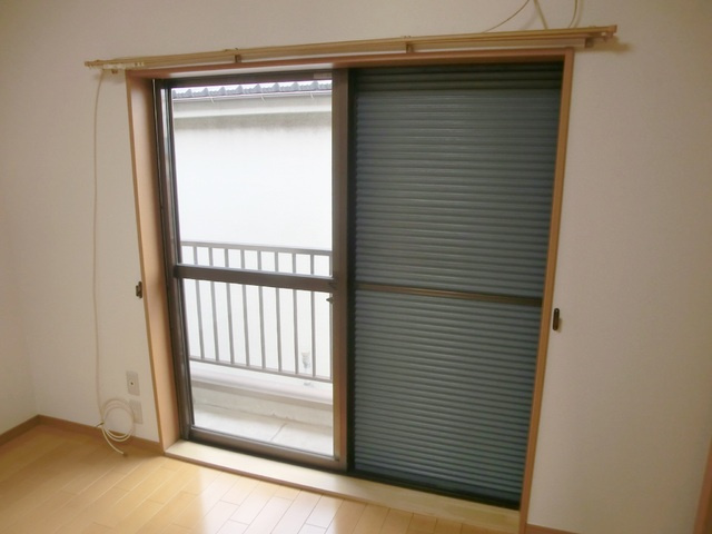 コムエイトの内装|窓には雨戸が付いています。