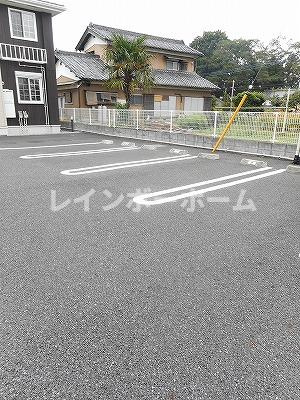 プリムローズ二番館の駐車場