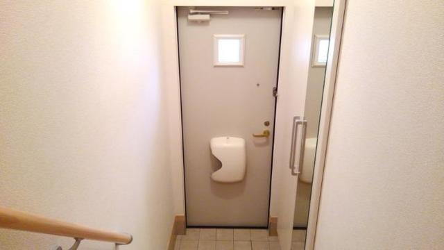 プリムローズ二番館の玄関