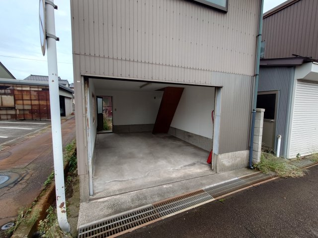 東岩瀬町貸家の駐車場