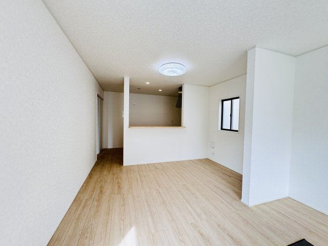 松戸市六高台６丁目新築戸建【六実小学校：7分】の居間・リビング|18帖リビングダイニングキッチン