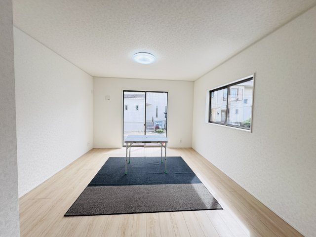 松戸市六高台６丁目新築戸建【六実小学校：7分】の居間・リビング|18帖リビングダイニングキッチン
