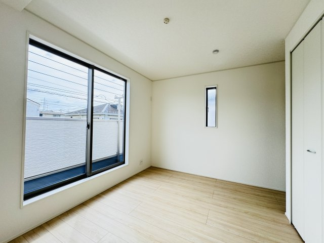 松戸市六高台６丁目新築戸建【六実小学校：7分】の寝室|6.5帖寝室・南東側バルコニー前の明るいお部屋です♪