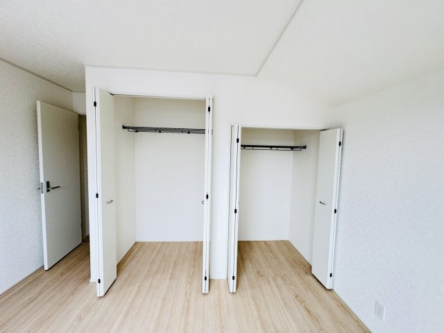 松戸市六高台６丁目新築戸建【六実小学校：7分】の収納|6.5帖寝室収納・クローゼット２つでたっぷり収納♪