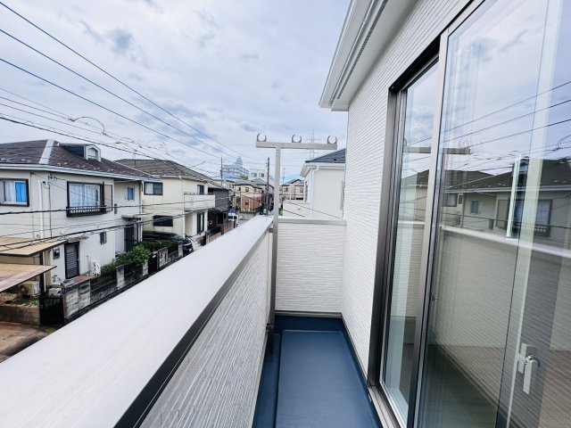 松戸市六高台６丁目新築戸建【六実小学校：7分】のバルコニー|寝室前南東向きバルコニー・日当たり良好♪