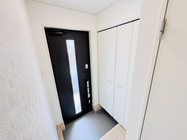 松戸市六高台６丁目新築戸建【六実小学校：7分】の玄関|玄関ホール・シューズクローゼット