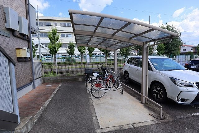 コンフォールヴィル木田元宮の駐車場