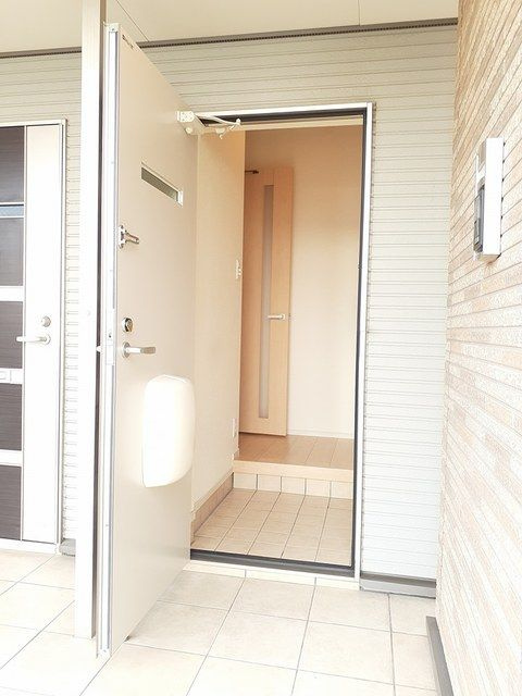 ビバーチェ　中割の玄関