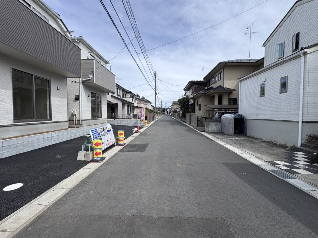 松戸市六高台６丁目新築戸建【六実小学校：7分】の前面道路含む現地写真|南東側前面道路・幅員約6ｍ